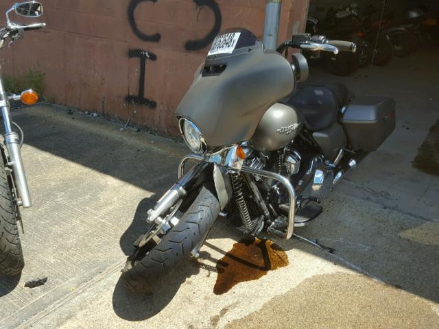 1HD1KBC14JB667110 - 2018 HARLEY-DAVIDSON FLHX STREE GRAY photo 2