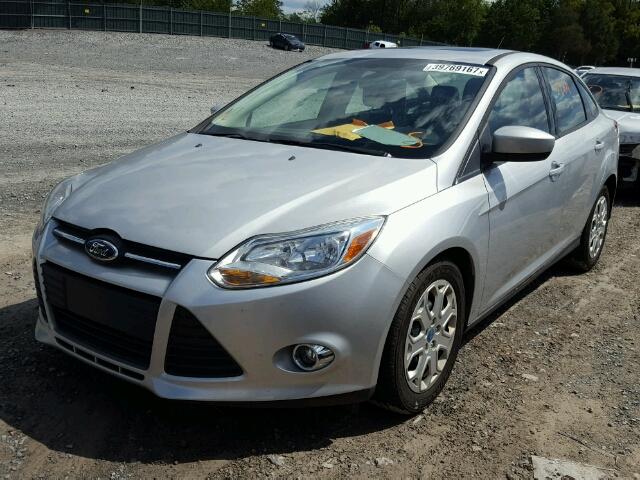 1FAHP3F24CL265523 - 2012 FORD FOCUS SE SILVER photo 2