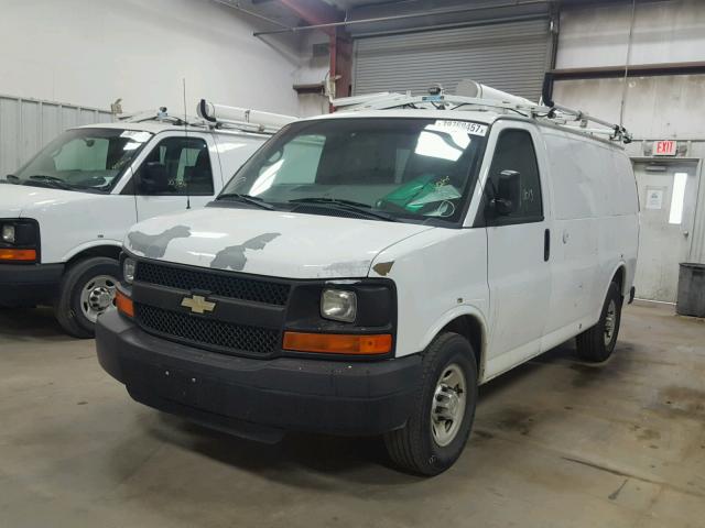 1GCWGFCB3C1116460 - 2012 CHEVROLET EXPRESS G2 WHITE photo 2