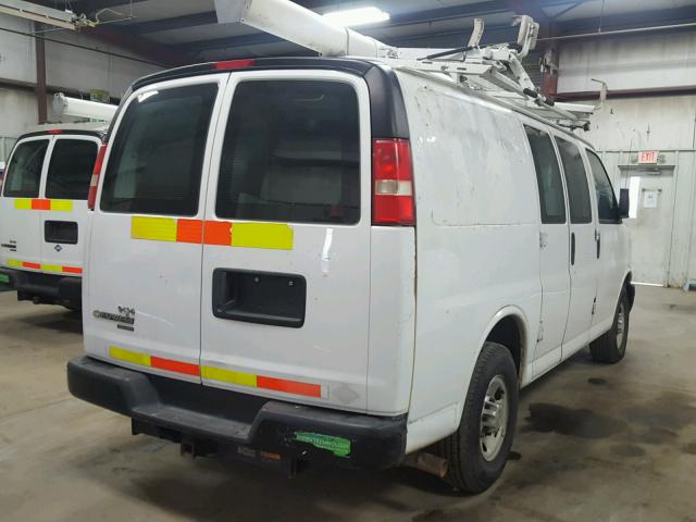 1GCWGFCB3C1116460 - 2012 CHEVROLET EXPRESS G2 WHITE photo 4