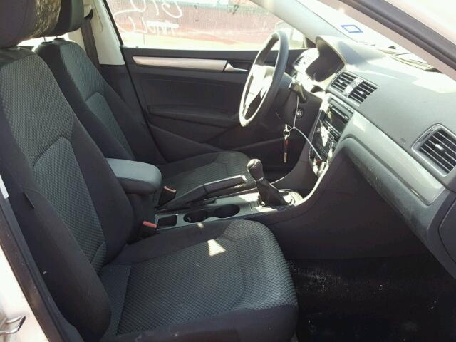 1VWAS7A33FC102123 - 2015 VOLKSWAGEN PASSAT S Weiß Foto 5