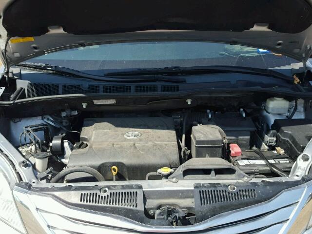 5TDYK3DC8BS089609 - 2011 TOYOTA SIENNA SILVER photo 7