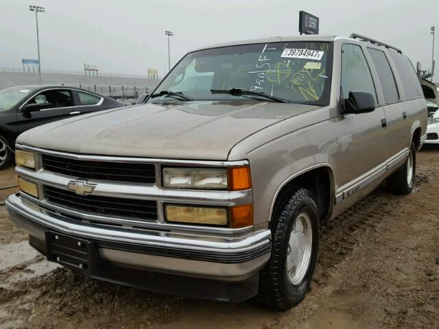 3GNEC16R8WG121377 - 1998 CHEVROLET SUBURBAN GOLD photo 2