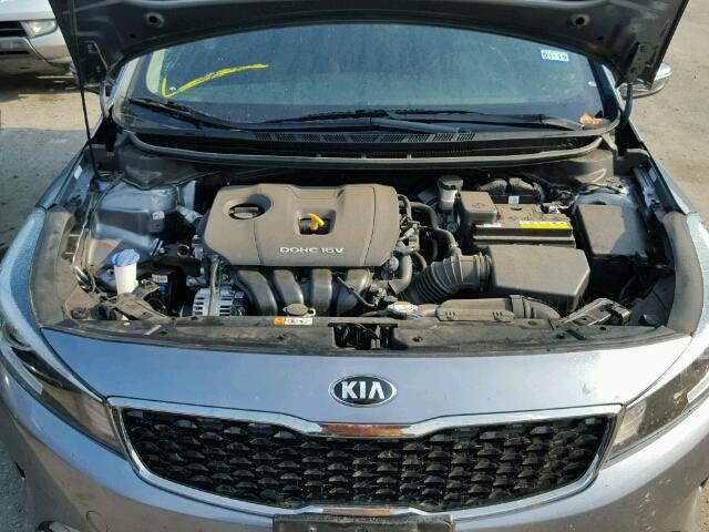 3KPFL4A72HE021066 - 2017 KIA FORTE LX GRAY photo 7