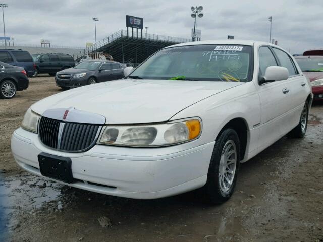 1LNFM82W4XY603748 - 1999 LINCOLN TOWN CAR WHITE photo 2