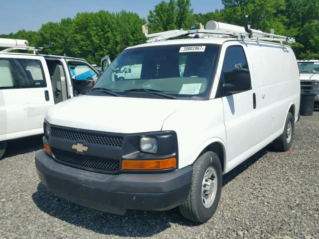 1GCWGFCB9C1115961 - 2012 CHEVROLET EXPRESS G2 WHITE photo 2