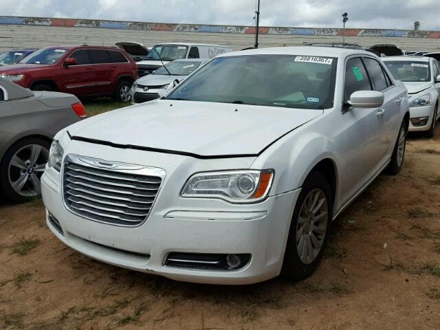 2C3CCAAG0DH612078 - 2013 CHRYSLER 300 WHITE photo 2