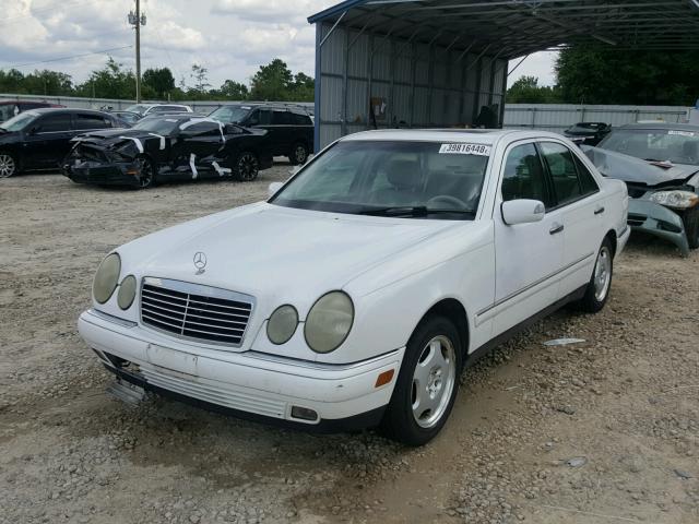 WDBJF70H3XA823901 - 1999 MERCEDES-BENZ E 430 WHITE photo 2