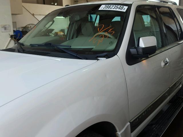 5LMJJ2J57AEJ05235 - 2010 LINCOLN NAVIGATOR WHITE photo 9