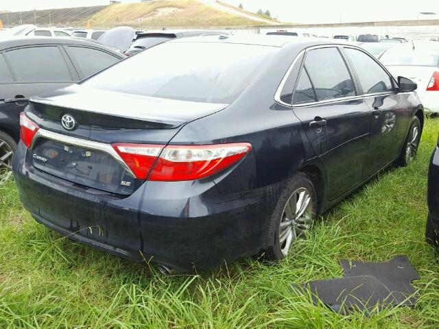 4T1BF1FK4HU284352 - 2017 TOYOTA CAMRY GRAY photo 4