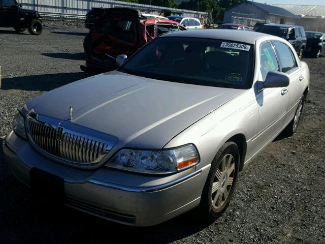 1LNHM83W83Y642666 - 2003 LINCOLN TOWN CAR C SILVER photo 2