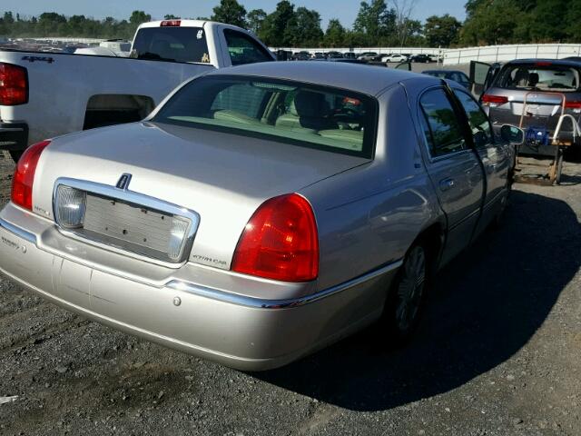 1LNHM83W83Y642666 - 2003 LINCOLN TOWN CAR C SILVER photo 4