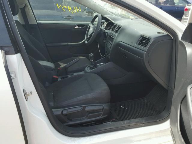 3VW1K7AJ7FM285975 - 2015 VOLKSWAGEN JETTA BASE Սպիտակ լուսանկար 5