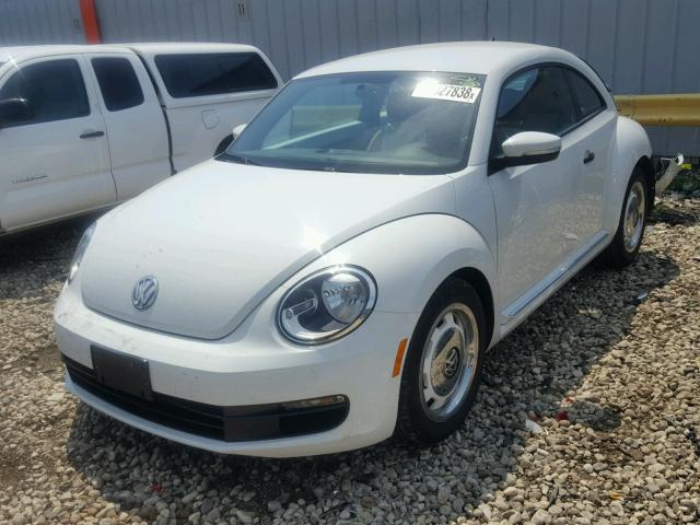 3VWF17ATXFM603307 - 2015 VOLKSWAGEN BEETLE 1.8 WHITE photo 2