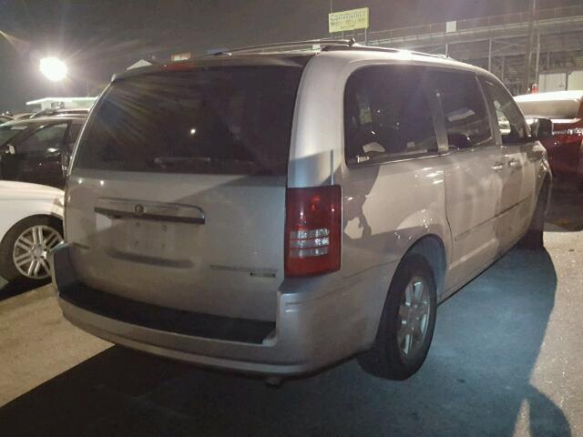2A4RR8DX1AR478688 - 2010 CHRYSLER TOWN & COU SILVER photo 4