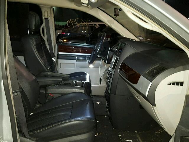 2A4RR8DX1AR478688 - 2010 CHRYSLER TOWN & COU SILVER photo 5