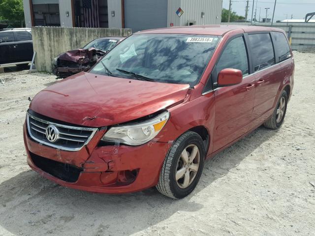 2V4RW3D16AR138424 - 2010 VOLKSWAGEN ROUTAN SE RED photo 2