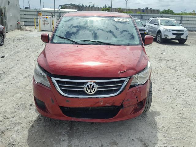 2V4RW3D16AR138424 - 2010 VOLKSWAGEN ROUTAN SE RED photo 9