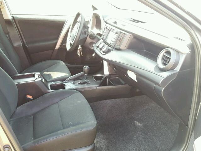 2T3ZFREV5GW256073 - 2016 TOYOTA RAV4 LE Grafit foto 5