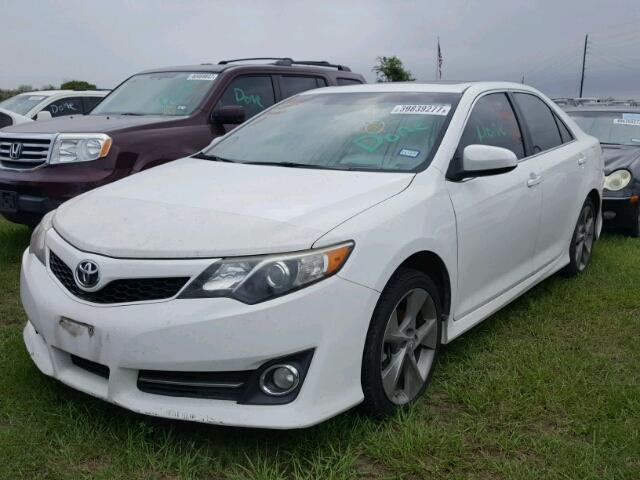 4T1BK1FK2CU510456 - 2012 TOYOTA CAMRY SE WHITE photo 2