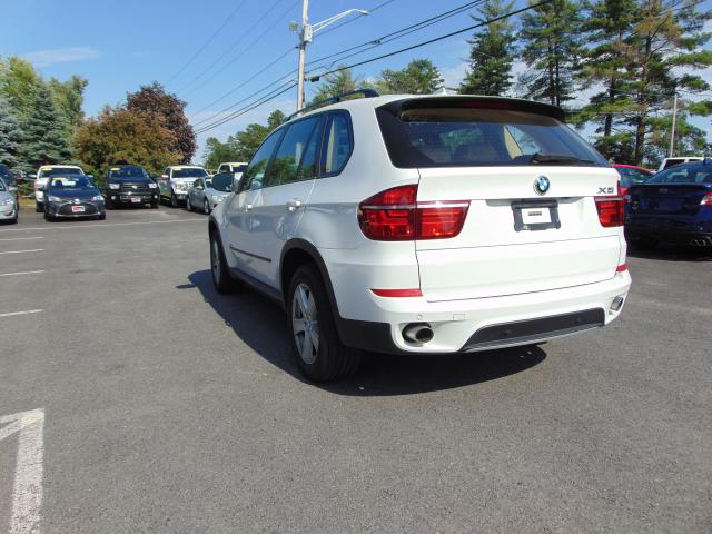 5UXZW0C56BL371192 - 2011 BMW X5 XDRIVE3 WHITE photo 4