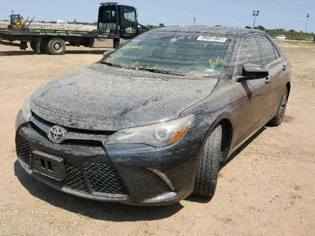 4T1BF1FK2GU563782 - 2016 TOYOTA CAMRY GRAY photo 2