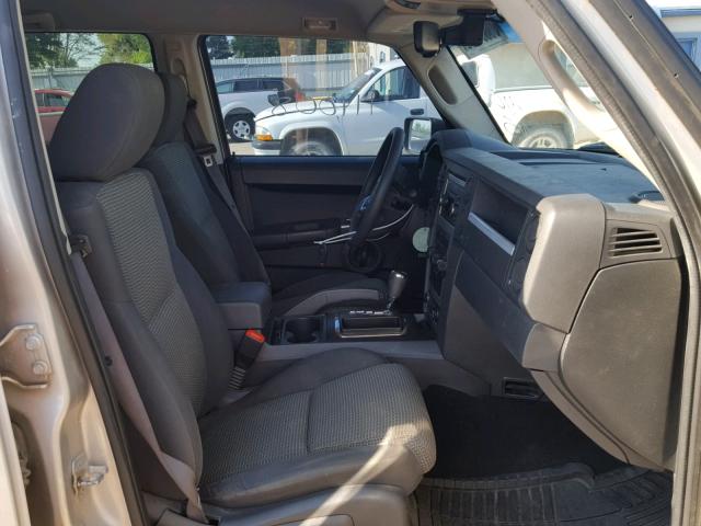 1J8HG48KX8C188542 - 2008 JEEP COMMANDER SILVER photo 5
