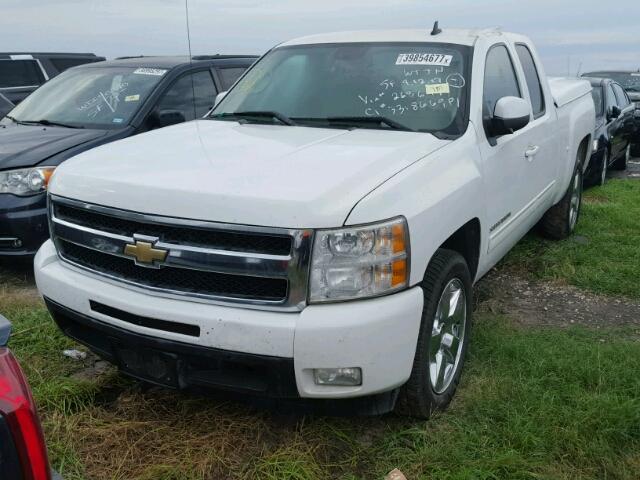 1GCRCTE25BZ268647 - 2011 CHEVROLET SILVERADO WHITE photo 2