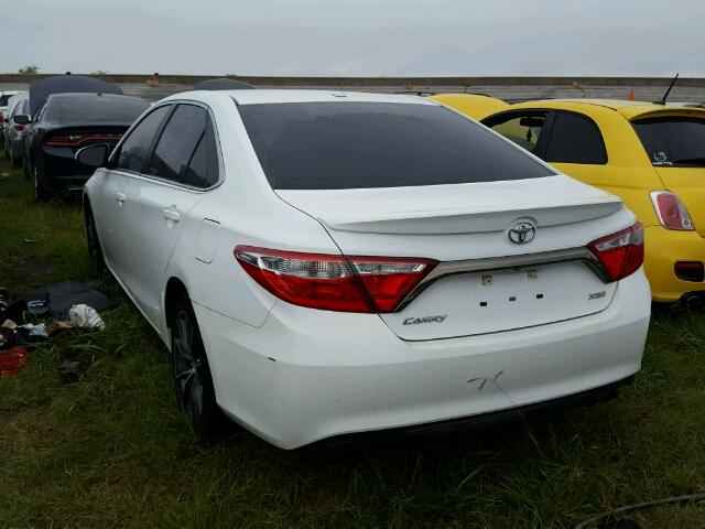 4T1BF1FKXFU042033 - 2015 TOYOTA CAMRY WHITE photo 3