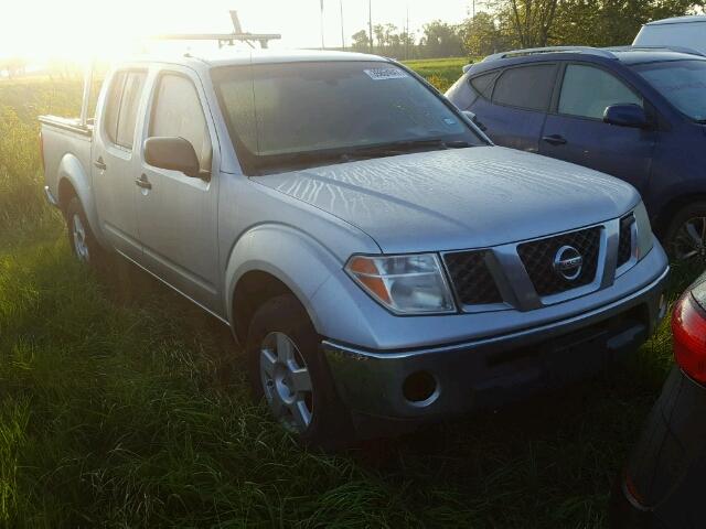 1N6AD07U06C466050 - 2006 NISSAN FRONTIER C SILVER photo 1