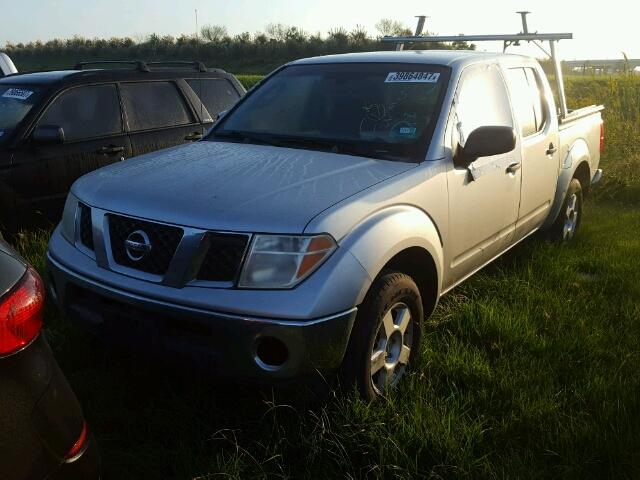 1N6AD07U06C466050 - 2006 NISSAN FRONTIER C SILVER photo 2