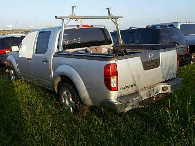 1N6AD07U06C466050 - 2006 NISSAN FRONTIER C SILVER photo 3