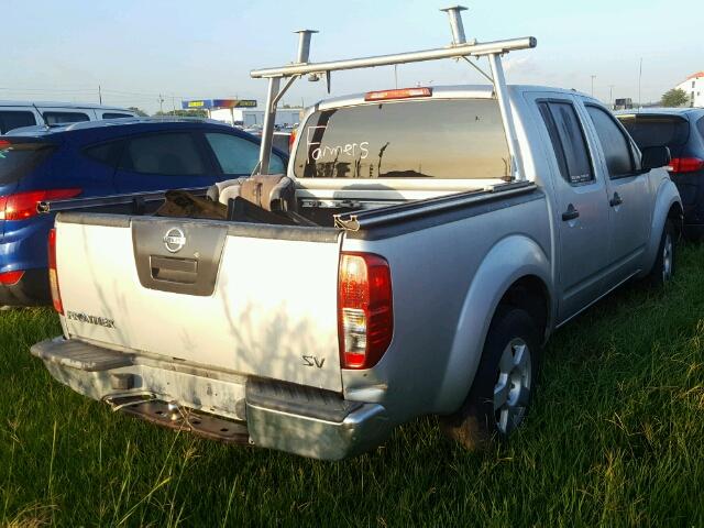 1N6AD07U06C466050 - 2006 NISSAN FRONTIER C SILVER photo 4