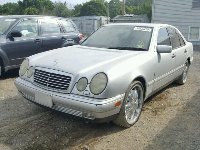 WDBJF72F3VA581006 - 1997 MERCEDES-BENZ E 420 SILVER photo 2