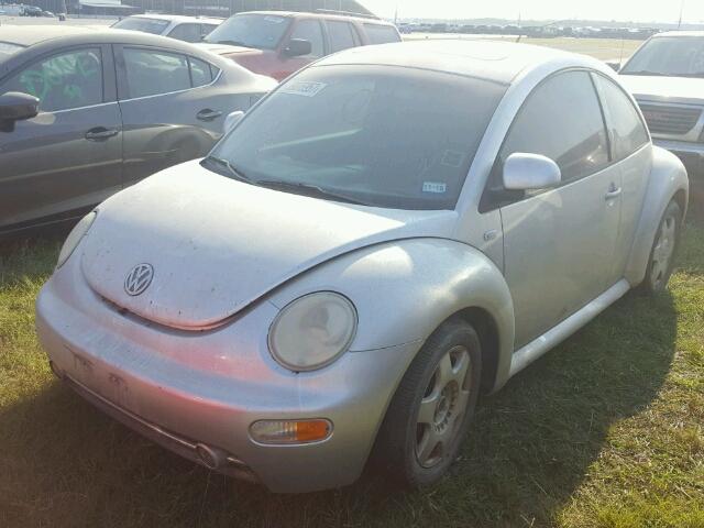 3VWDD21C5YM420563 - 2000 VOLKSWAGEN NEW BEETLE 银色 照片 2
