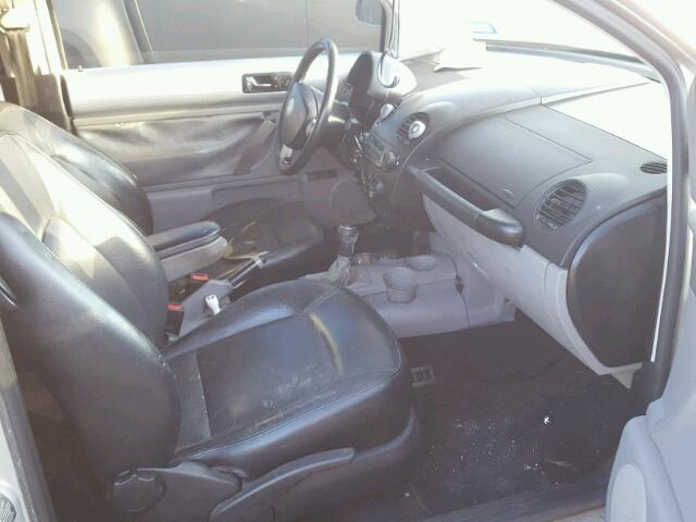 3VWDD21C5YM420563 - 2000 VOLKSWAGEN NEW BEETLE 银色 照片 5