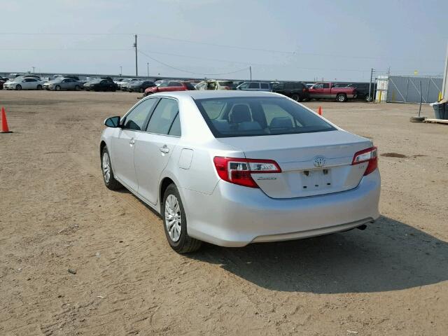 4T4BF1FKXDR274585 - 2013 TOYOTA CAMRY L/SE SILVER photo 3