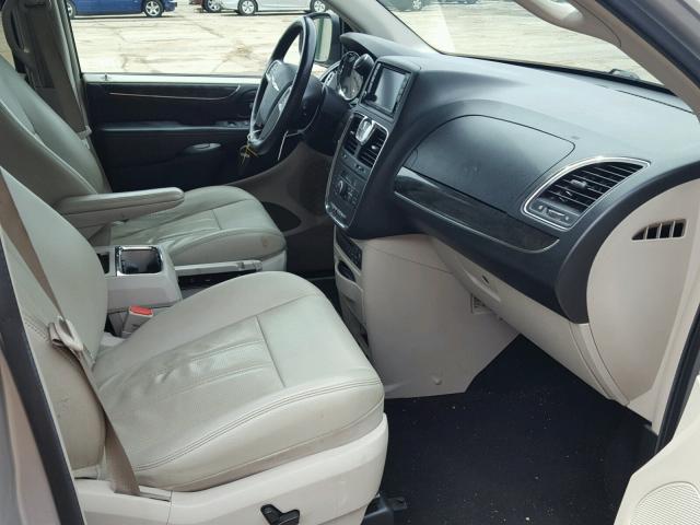 2C4RC1CG9CR395612 - 2012 CHRYSLER TOWN & COU SILVER photo 5