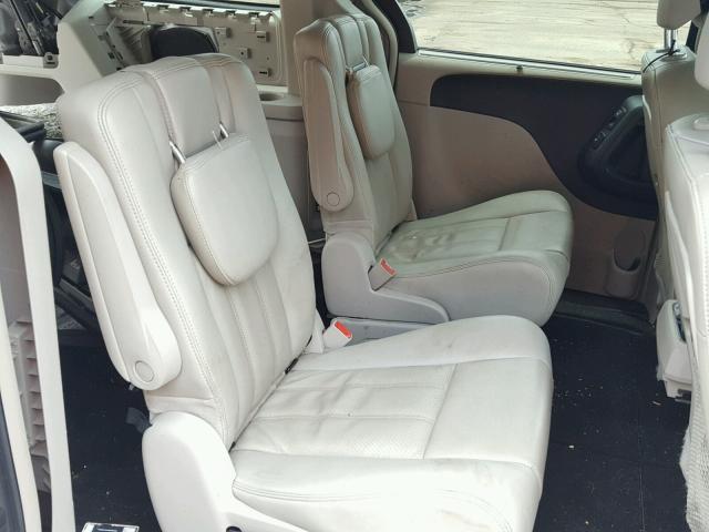 2C4RC1CG9CR395612 - 2012 CHRYSLER TOWN & COU SILVER photo 6