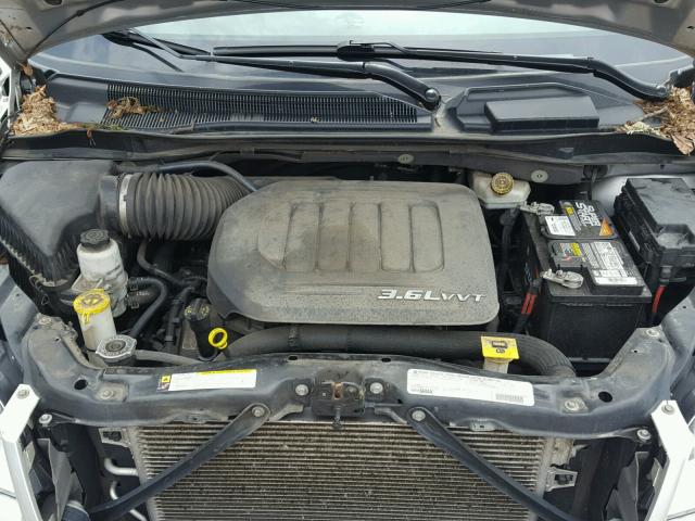 2C4RC1CG9CR395612 - 2012 CHRYSLER TOWN & COU SILVER photo 7