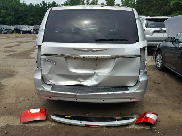 2C4RC1CG9CR395612 - 2012 CHRYSLER TOWN & COU SILVER photo 9