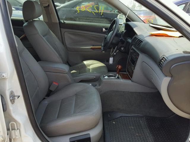 WVWRH63B22P061120 - 2002 VOLKSWAGEN PASSAT GLX WHITE photo 5