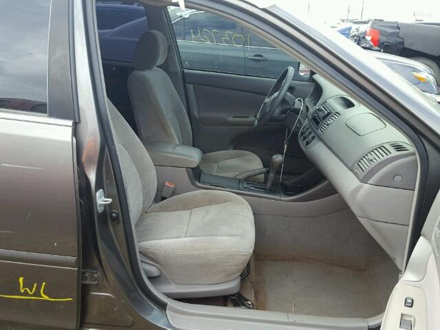 4T1BE32K12U639280 - 2002 TOYOTA CAMRY LE ნაცრისფერი ფოტო 5