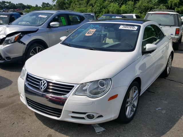 WVWFA7AH1AV018791 - 2010 VOLKSWAGEN EOS LUX 白色 照片 2
