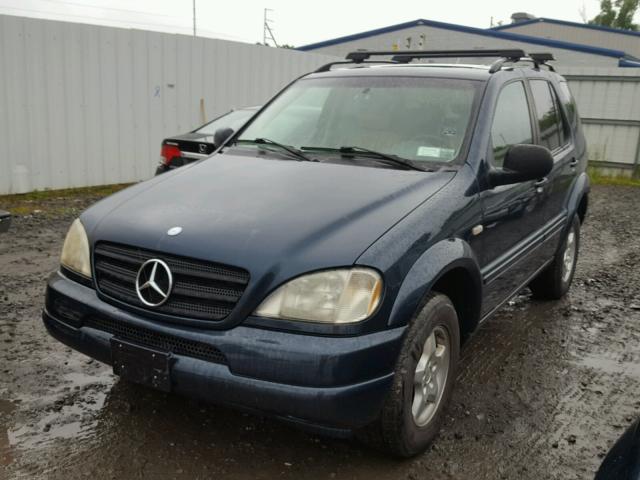 4JGAB54E7XA100047 - 1999 MERCEDES-BENZ ML 320 BLUE photo 2