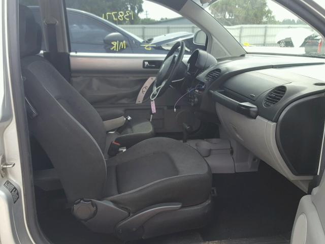 3VWCC21C7YM423365 - 2000 VOLKSWAGEN NEW BEETLE 银色 照片 5
