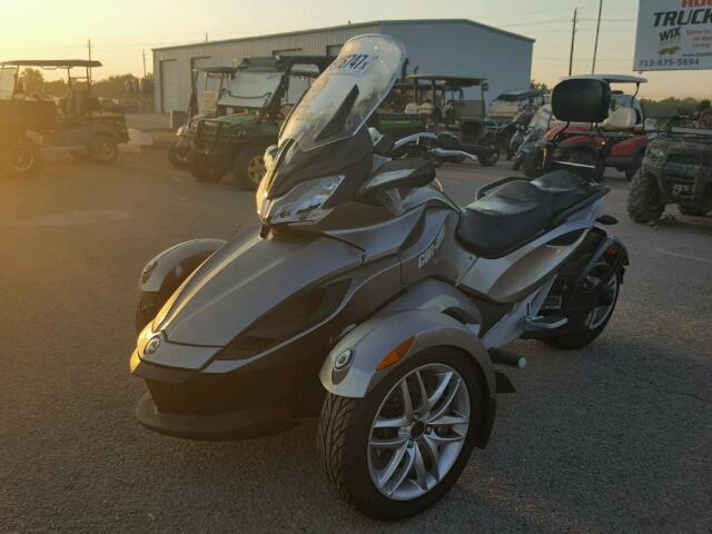 2BXNCAC16DV000062 - 2013 CAN-AM SPYDER ROA SILVER photo 2