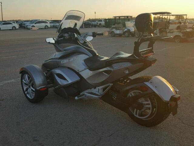 2BXNCAC16DV000062 - 2013 CAN-AM SPYDER ROA SILVER photo 3