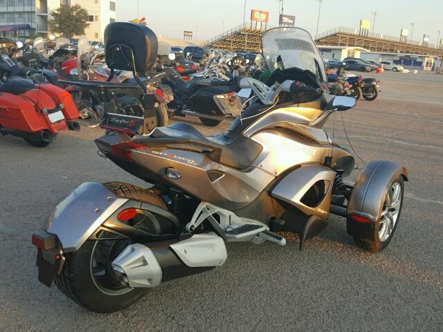 2BXNCAC16DV000062 - 2013 CAN-AM SPYDER ROA SILVER photo 4