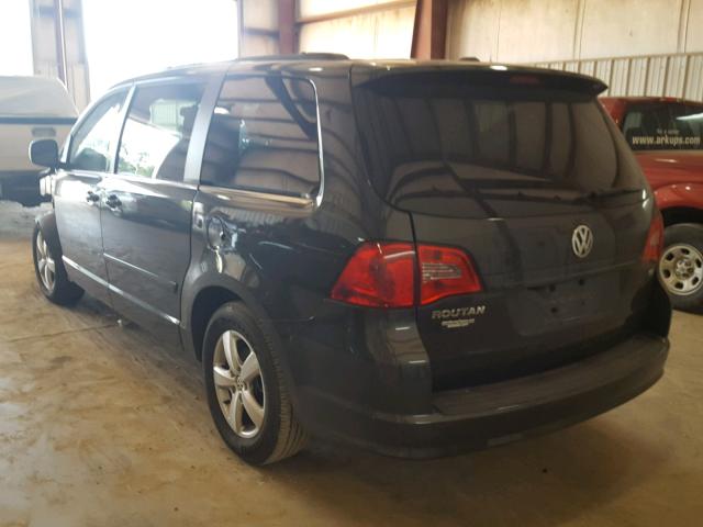 2V4RW3DG6BR766490 - 2011 VOLKSWAGEN ROUTAN SE GRAY photo 3